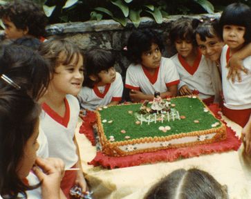 preescolar  con el traje de deporte